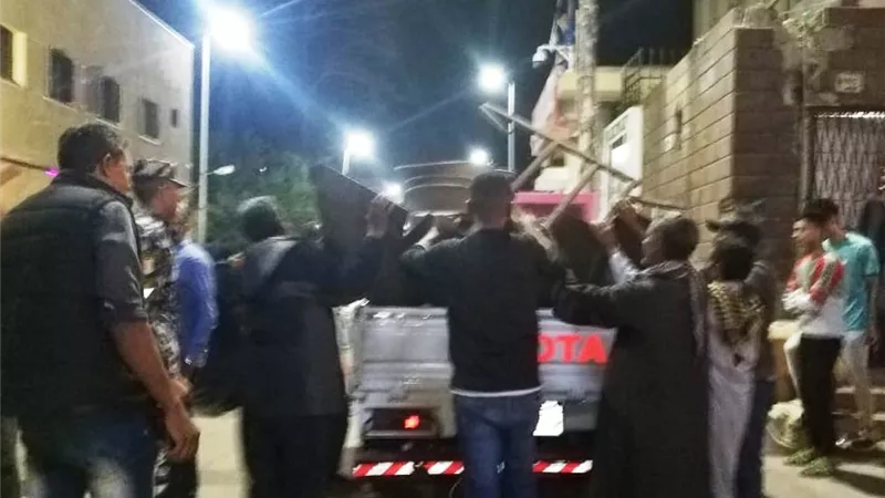 إزالة 950 حالة إشغال طريق وتحرير 300 مخالفة فى حملة بالسوق السياحى بأسوان