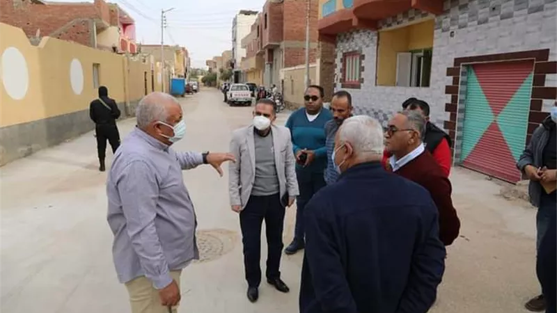 محافظ الوادي الجديد يتابع حملة تطوير الأحياء والمشروعات المنتجة بالخارجة