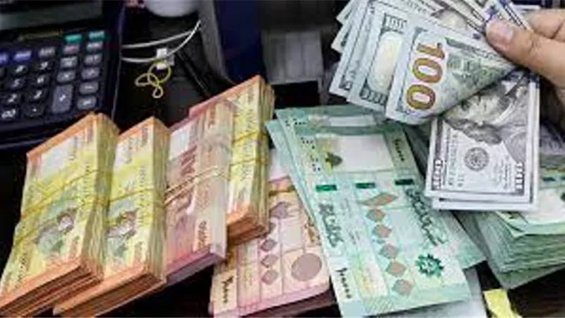 انهيار الليرة اللبنانية أمام الدولار بعد تسجيلها انخفاضا جديدا