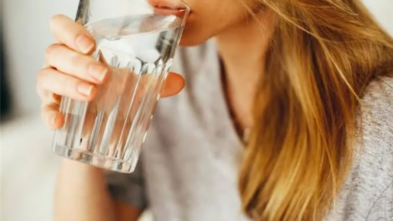 لتحقيق الاستفادة القصوى.. تعرف على الطريقة الصحيحة لشرب المياه