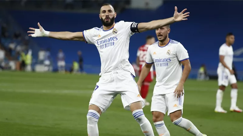 ريال مدريد يتقدم بهدف بنزيما أمام أتليتكو فى الشوط الأول