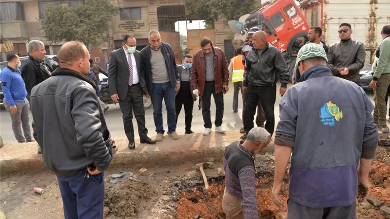محافظ أسيوط يوجه السكرتير العام بتفقد أعمال اصلاح كسر مفاجىء بخط مياه بالطريق الدائرى
