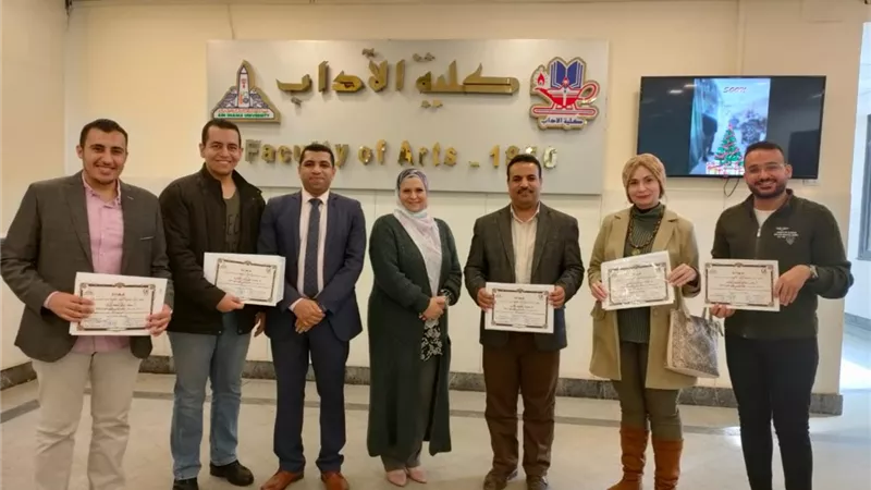 آداب عين شمس تحتفل بتسليم شهادات دورة إعداد مدربي تعليم الكبار