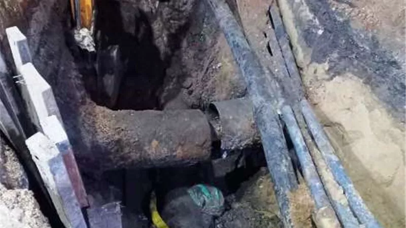 انتهاء أعمال إصلاح خط طرد الصرف الصحي أسفل كوبري الصدر بالزقازيق وإعاده توصيل المياه للمنازل
