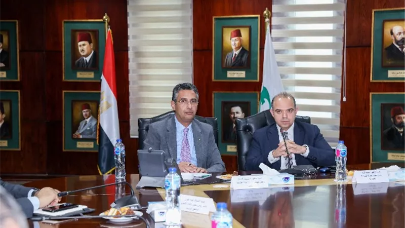 رئيس البريد يبحث مع رئيس البورصة فرص التعاون المشترك