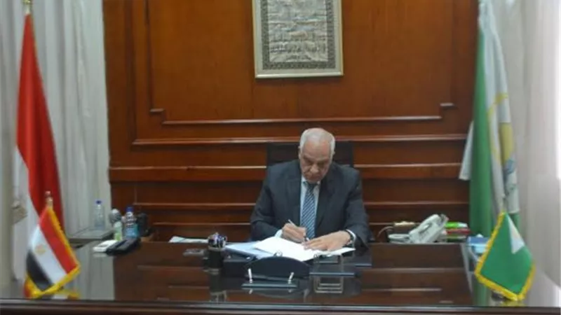 محافظ الجيزة يعتمد حركة ترقيات لـ 1216 موظف بالديوان العام والأحياء والمراكز