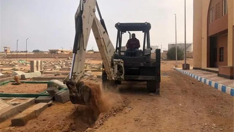 البدء فى إنشاء سور للمقابر فى رأس غارب.. بالصور
