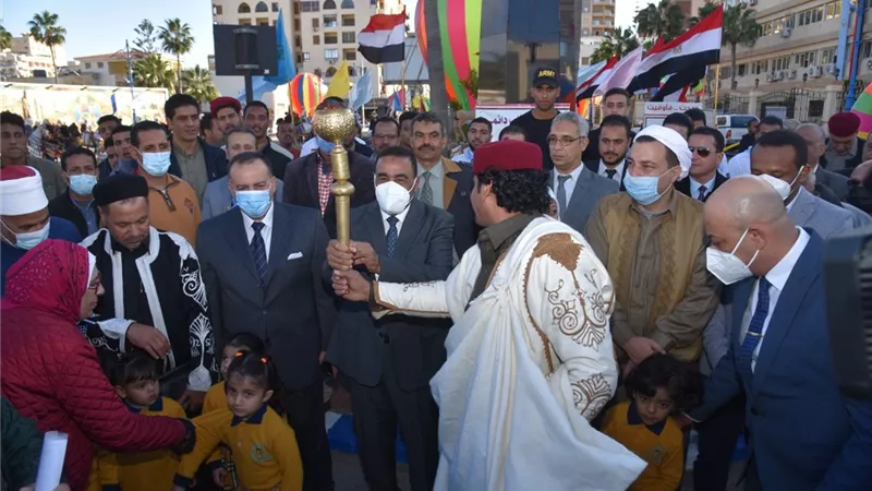 شعيب يوقد شعلة احتفالات محافظة مطروح بعيدها القومي