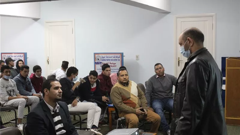 وفد من كلية الحاسبات والمعلومات بجامعة الأقصر يزور مصنع ورق قوص