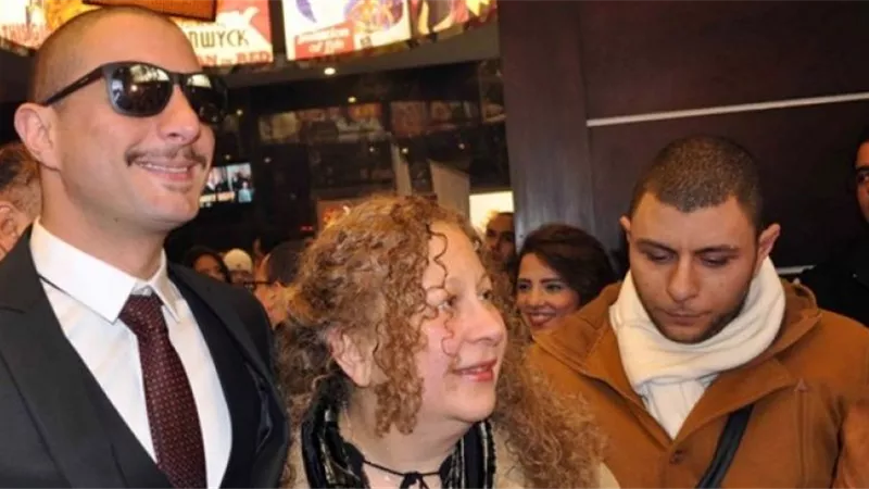 بشعر اصفر.. أول ظهور لسمية الألفى فى العرض الخاص لفيلم ابنها