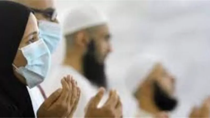 هل ارتداء الكمامة في الصلاة..يُبطلها؟