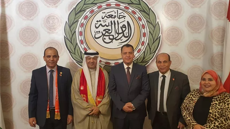 الاتحاد العربي للتطوع بجامعة الدول العربية يكرم نائب رئيس جامعة أسيوط
