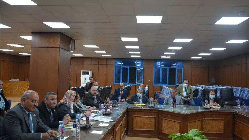 محافظ المنيا يناقش مع أعضاء مجلس الشيوخ عدد من القضايا والطلبات