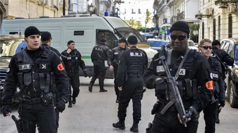 الأمن الجزائري يوقف 276 شخصًا بين مهربين ومهاجرين