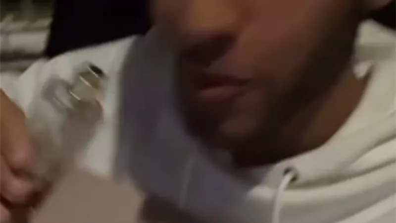 شيرين عبد الوهاب تهدي معجب في منزلها 