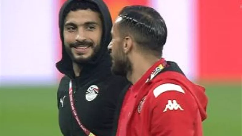 على معلول يصافح لاعبى المنتخب قبل مواجهة تونس.. شاهد