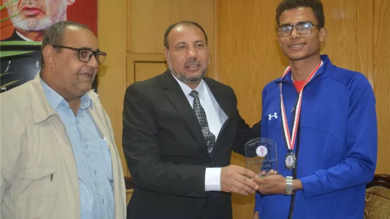نائب رئيس جامعة الأزهر للوجه القبلي يكرم الطلاب من ذوى الهمم لحصولهم على 18 ميدالية متنوعة خلال مشاركتهم في البارلمبياد للجامعات المصرية بالإسكندري