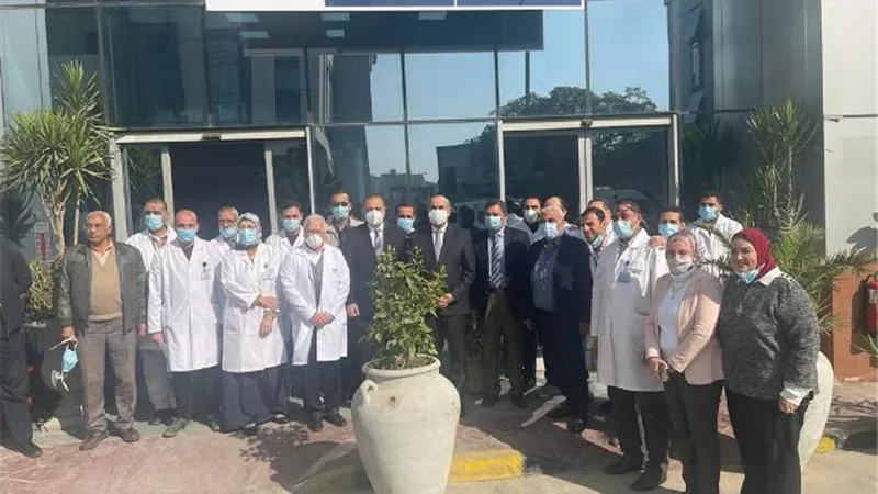 وزير الطيران يتفقد مستشفي مصر للطيران ويفتتح أعمال تطوير معامل التحاليل المركزية