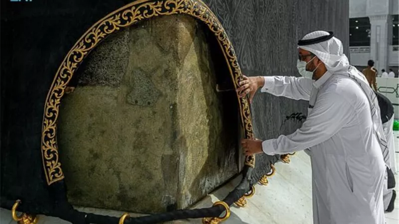 شئون الحرمين تنفذ أعمال الصيانة لثوب الكعبة المشرفة