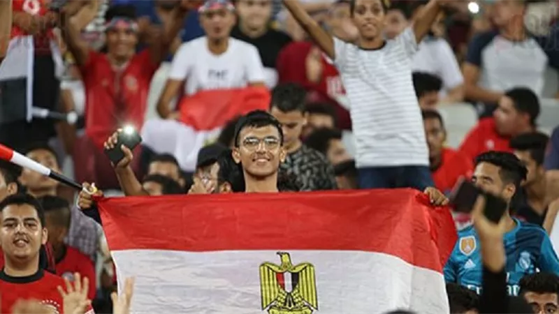الجماهير المصرية تشعل المدرجات قبل مواجهة تونس.. شاهد