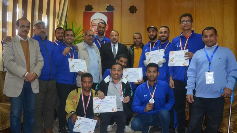 نائب رئيس جامعة الأزهر للوجه القبلي يكرم الطلاب من ذوى الهمم
