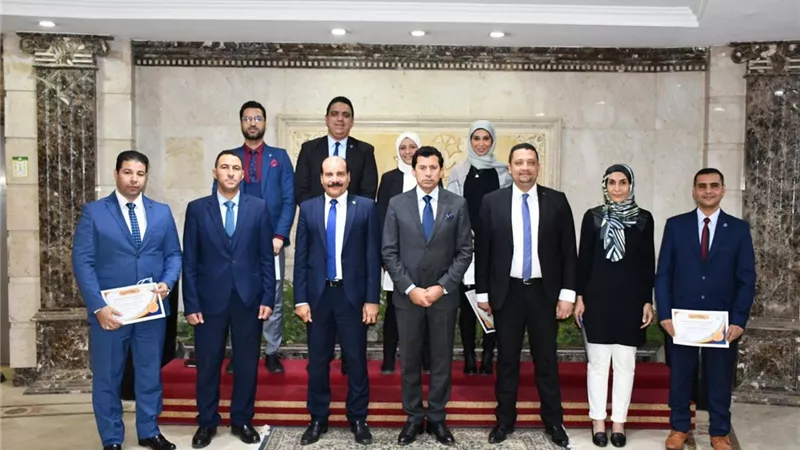 وزير الرياضة يكرم شباب الوزارة الحاصلين علي الدكتوراه من جامعة 