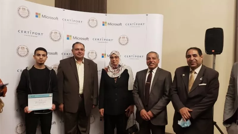 تكريم ابن القليوبية لفوزه في مسابقة ميكروسوفت العالمية