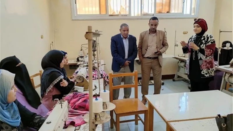 محافظ بني سويف يبحث جهود إدارة الصناعات الحرفية لتمكين المراة اقتصاديا