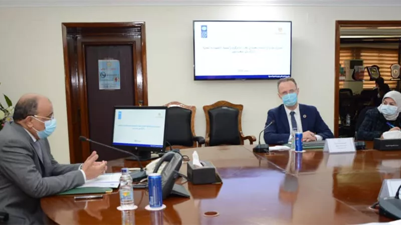 وزير التنمية المحلية يبحث التعاون مع مسئولي برنامج الأمم المتحدة الإنمائي