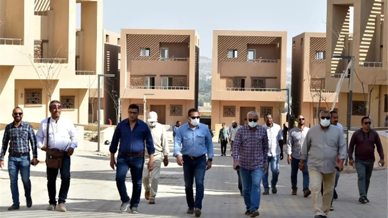 قيادات وزارة الإسكان يتفقدون أهم مشروعات أسوان الجديدة.. تعرف عليها بالصور والأرقام