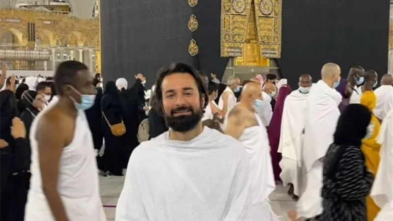أحمد حاتم يؤدي مناسك العمرة بعد مشاركته فى مهرجان البحر الأحمر