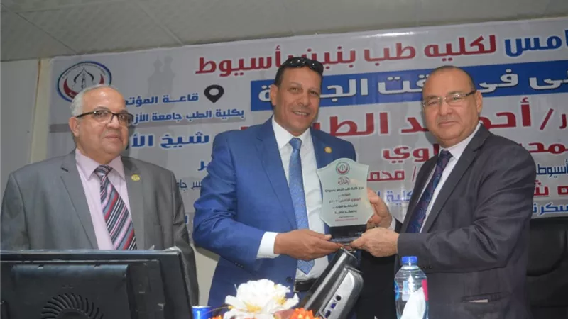 عميد كلية الطب بنين جامعة الأزهر بأسيوط يكرم عددا من أعضاء هيئة التدريس المتميزين و أوائل الطلاب