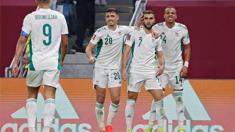 مزياني وبونجاح يقودان هجوم الجزائر لمواجهة قطر بكأس العرب