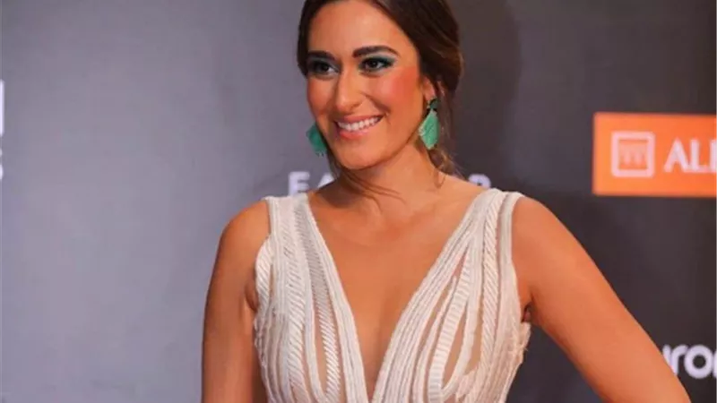 بالفيديو: امينة خليل تقص شعرها .. والجمهور يعلق