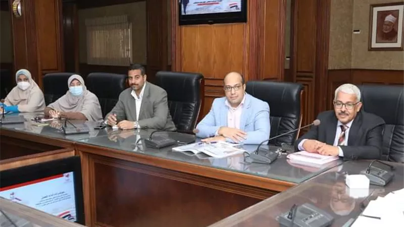 نائب محافظ سوهاج يجتمع بأعضاء الغرفة المركزية لمتابعة «حياة كريمة» ..صور