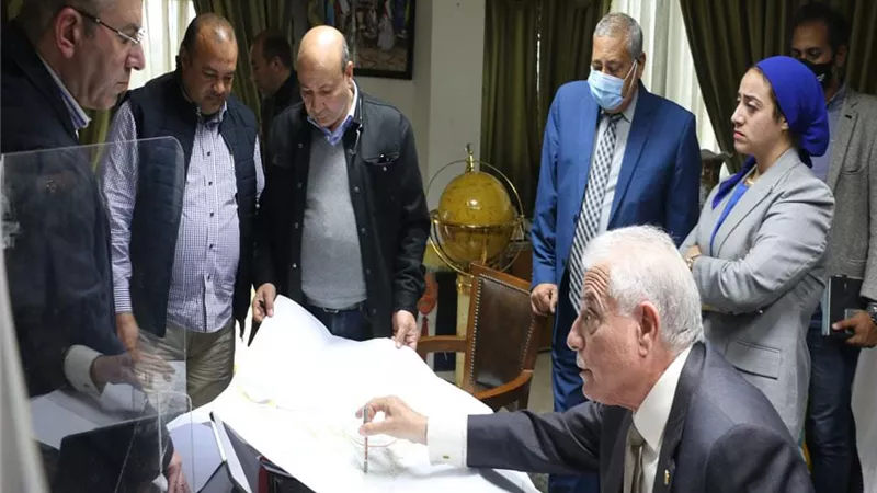 فودة يناقش تأثيث مجلس مدينة شرم الشيخ الجديد والحديقة المركزية خلال اجتماع المجموعة الاقتصادية