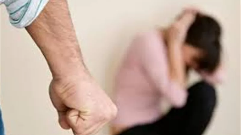 زوج يضرب زوجته ويُهينها..فما الحكم؟