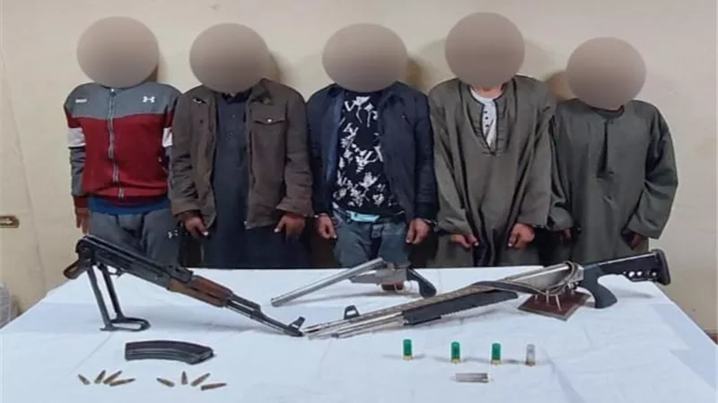 ضبط شخص متهم بسرقة أموال سيدة بالقاهرة