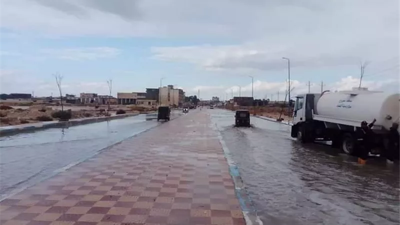 مدينة الحمام بمطروح تواصل كسح مياه المطر من الشوارع
