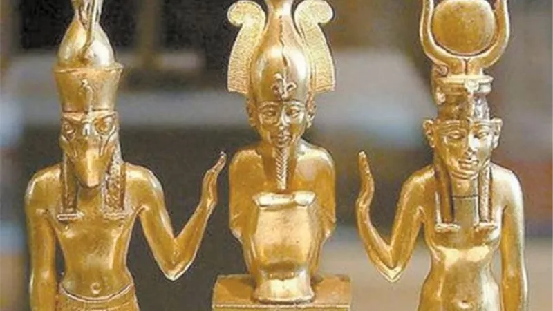 عامل الساحل وقع بالقطع الأثرية.. والرسوم الفرعونية