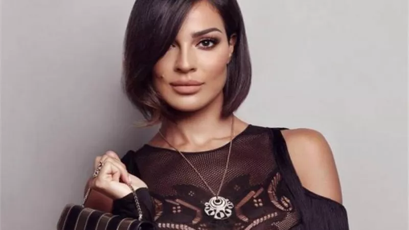 ابنة نادين نسيب تخطف الانظار برفقة والدتها