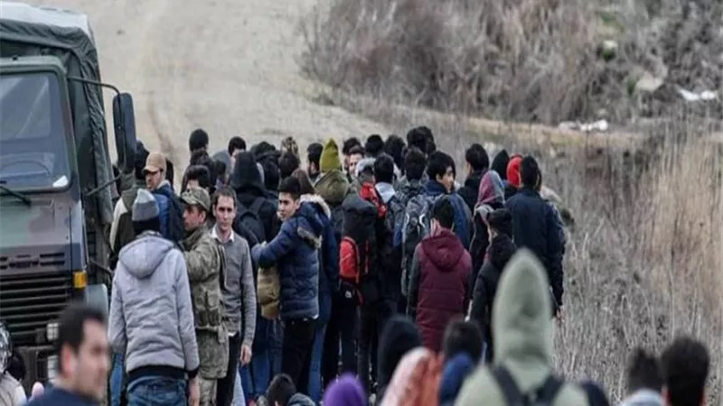 ضبط 28 مهاجراً غير شرعياً مكدسين فى شاحنة على الحدود اليونانية المقدونية