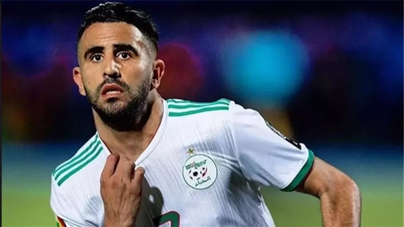 رياض محرز يحتفل بتتويج الجزائر بلقب كأس العرب