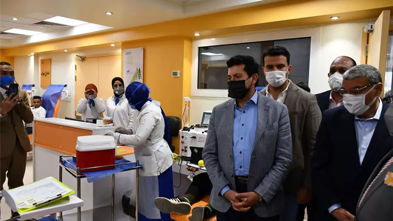 وزير الشباب ومحافظ المنيا يتفقدان مشروع التبرع بالبلازما