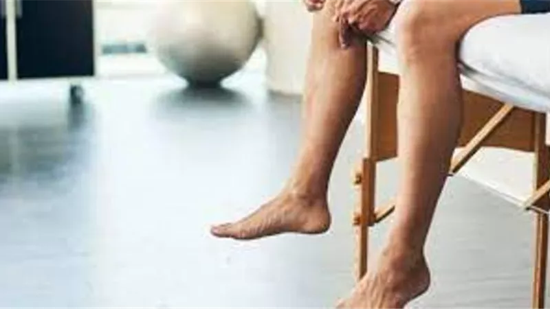 4 أعراض على الساق قد تنذر ببترها بسبب الكوليسترول