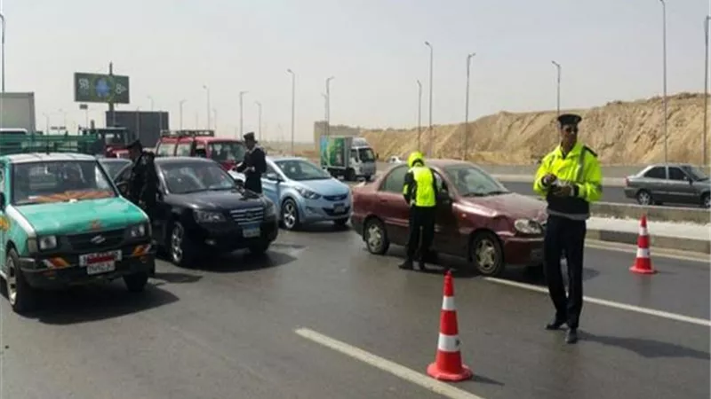 سيارة نصف نقل تقتحم كمين والأهالي يطاردونها