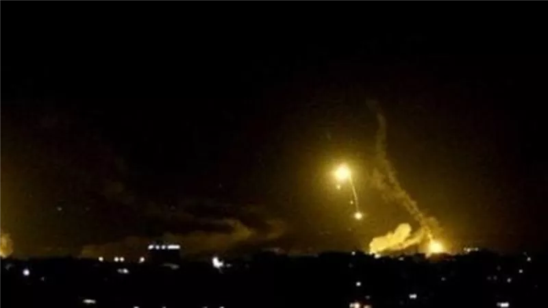 بالفيديو.. قصف صاروخي يستهدف السفارة الأمريكية ببغداد.. والقوات الأمريكية ترد
