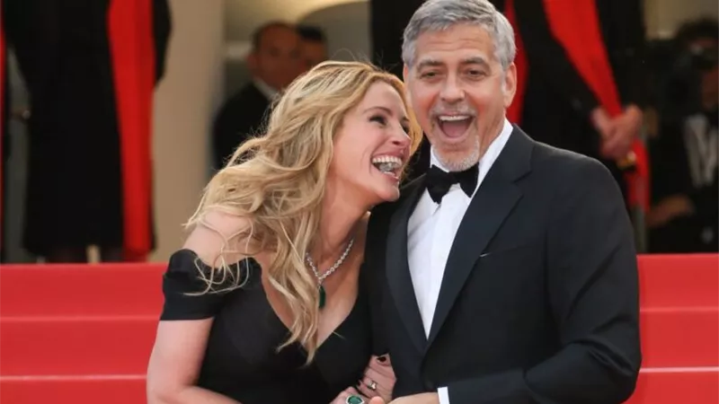 جوليا روبرتس تقتحم لقاء يجريه جورج كلوني