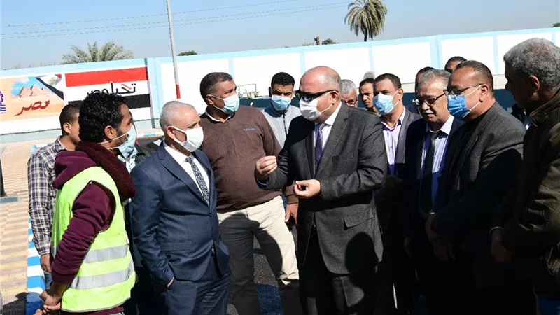 محافظ قنا يتفقد محطتىّ مياه الشرب بفرشوط ودشنا