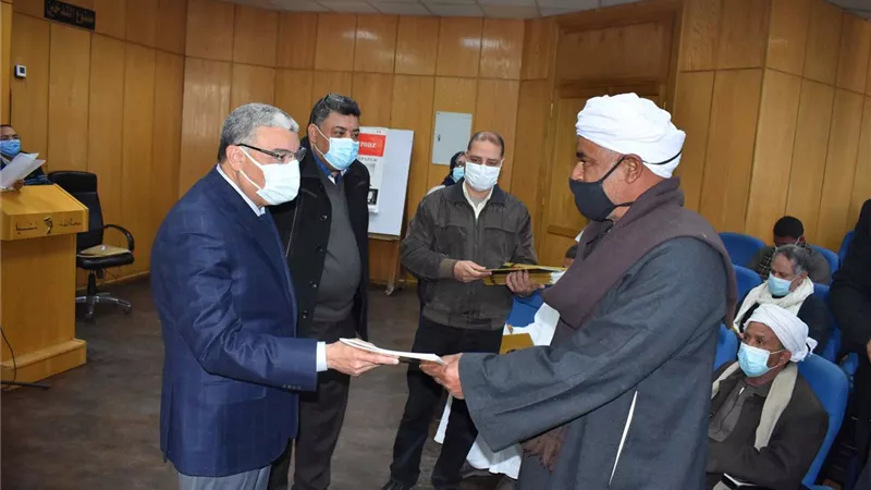 محافظ المنيا : تسليم 878 عقد تقنين الاوضاع على اراضى الدولة بالمنيا